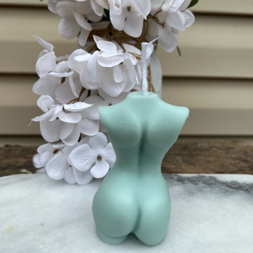Hand Poured Soy Wax Candle- White Eucalyptus - Picture 3 of 4